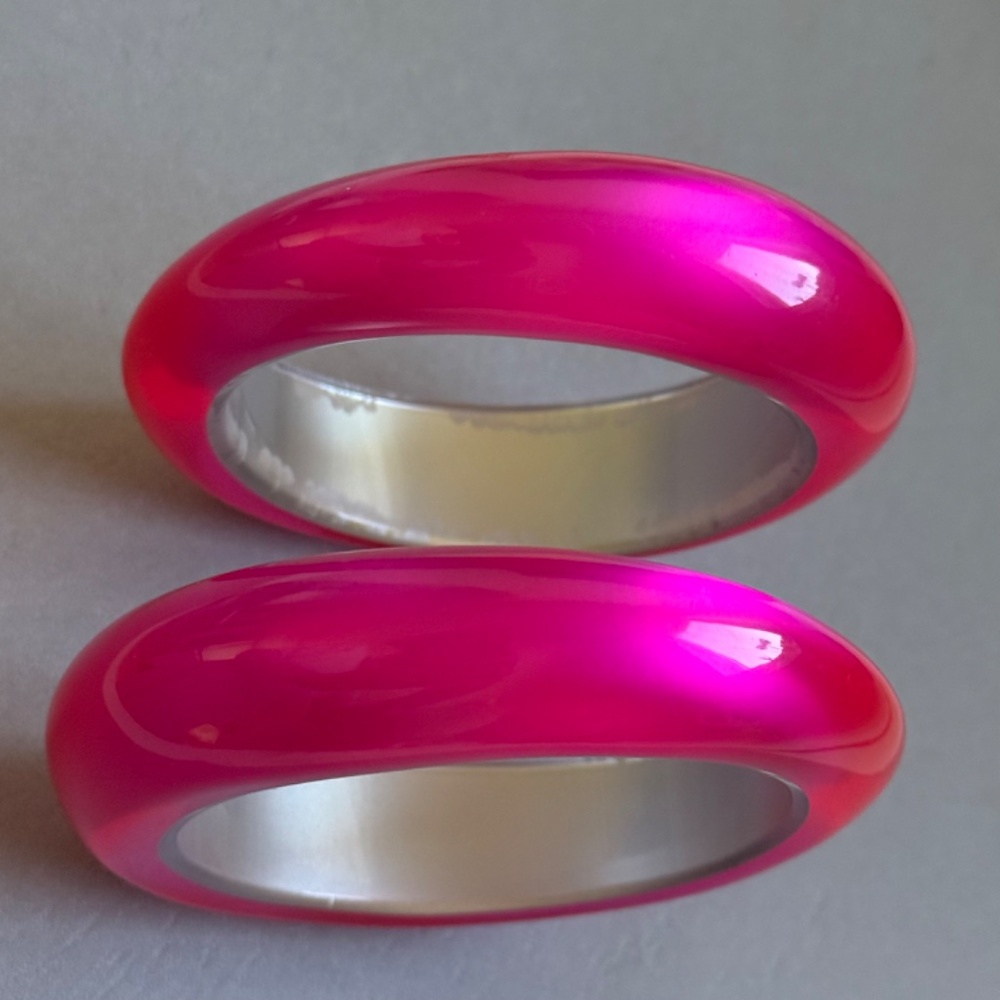 Pair of VINTAGE Iridescent Hot Pink Lucite Bangle Bracelets Round (7-1/2") - Picture 3 of 5
